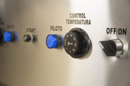 TIPO 10: FREIDORA DE DOBLE TANQUE ANÁLOGA CON CAPACIDAD DE 34 LITROS